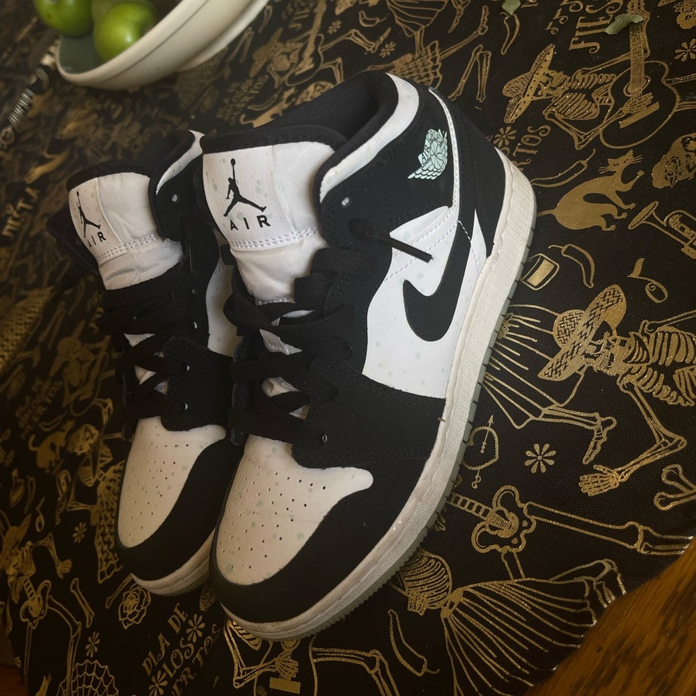 Nike Air Jordan Retro 1 Mid Black White Panda Teal Tint Glow